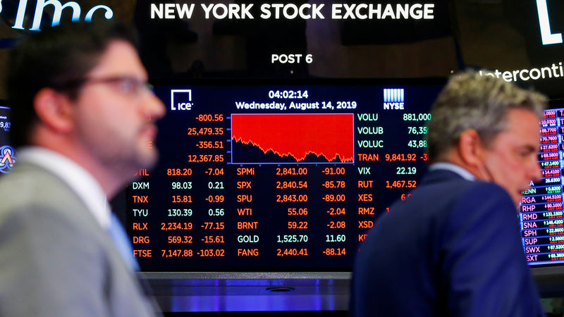 © Reuters. A screen shows the numbers after the closing bell as traders work on the NYSE floor in New York