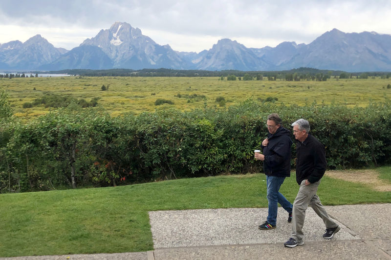 © Reuters. Chairman do Federal Reserve, Jerome Powell, e presidente do Fed de Nova York , John Williams, caminham em Jackson Hole