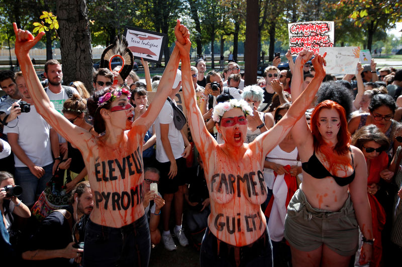 Ativistas do clima protestam em embaixadas brasileiras em Londres e Paris