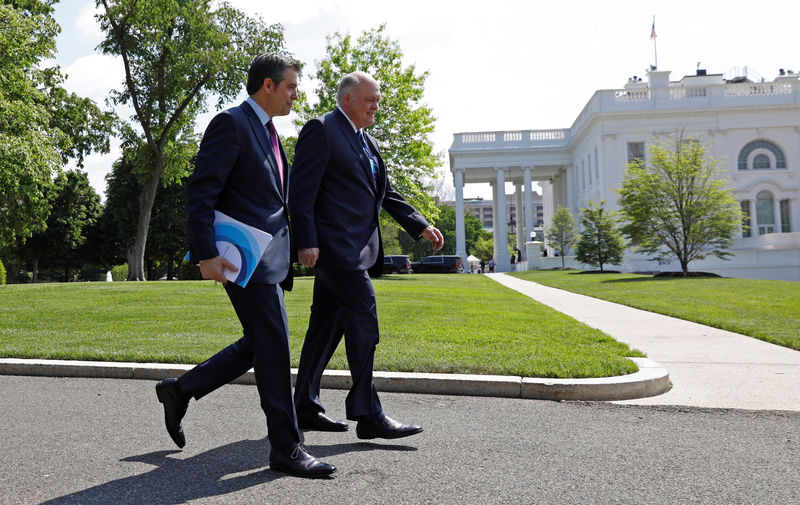 © Reuters. Foto de Archivo: El CEO de Ford, James Hackett, y el CEO de Global Automakers, John Bozzella, en la Casa Blanca en Washington, EEUU, el 11 de mayo de 2018