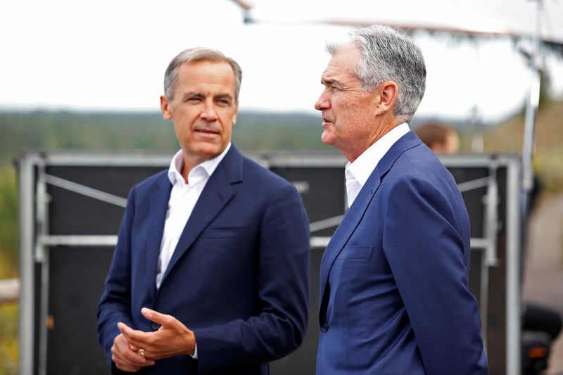 © Reuters. Federal Reserve Chair Jerome Powell and Governor of the Bank of England, Mark Carney chat during the three-day "Challenges for Monetary Policy" conference in Jackson Hole, Wyoming