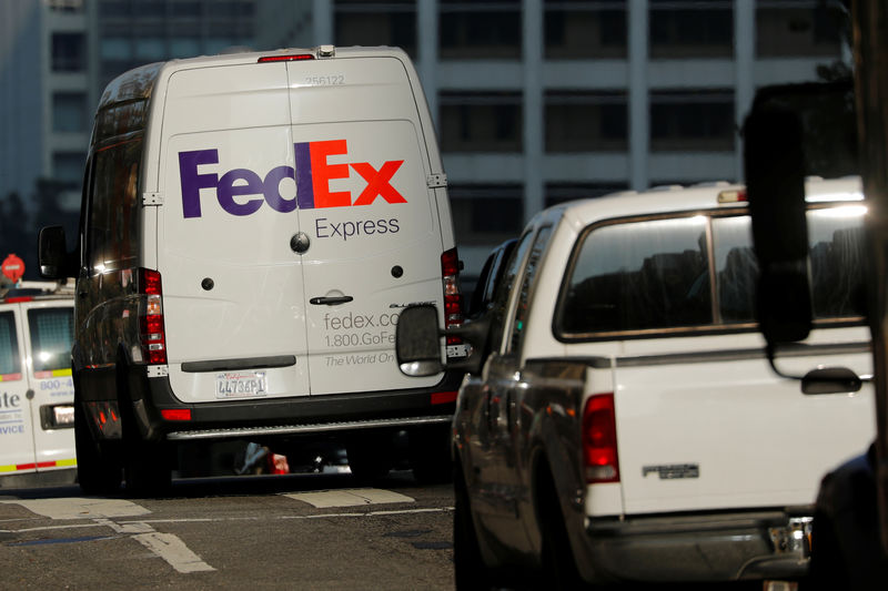 © Reuters. A Federal Express delivery truck is shown in downtown Los Angeles