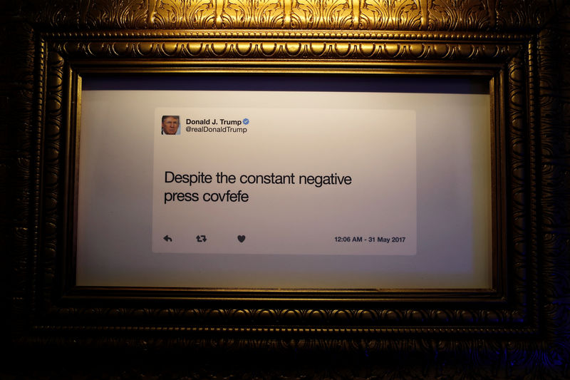 © Reuters. FOTO DE ARCHIVO: Un tuit del presidente de Estados Unidos, Donald Trump, en una instalación en Washington