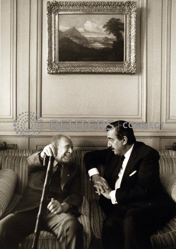 © Reuters. FOTO DE ARCHIVO: El expresidente argentino Alfonsín junto al escritor Jorge Luis Borges en Buenos Aires