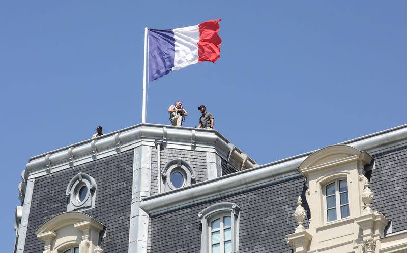 © Reuters. Security personnel stand on the roof of the Hotel du Palais in Biarritz