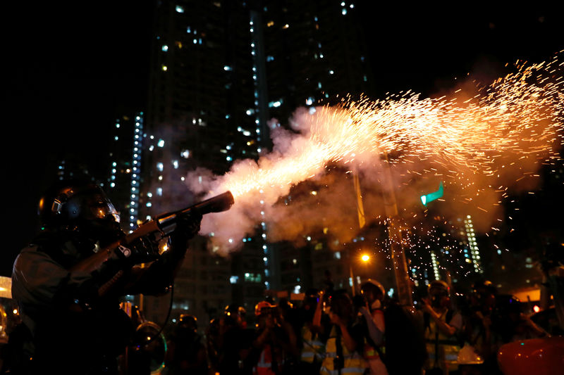 La policía de Hong Kong utiliza gas lacrimógeno para dispersar las protestas violentas