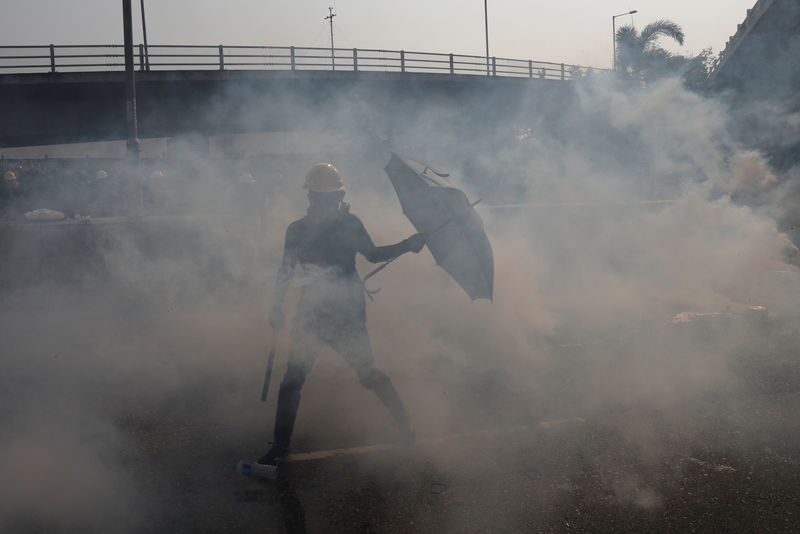 Polícia de Hong Kong dispara gás lacrimogêneo contra manifestantes; China libera funcionário britânico