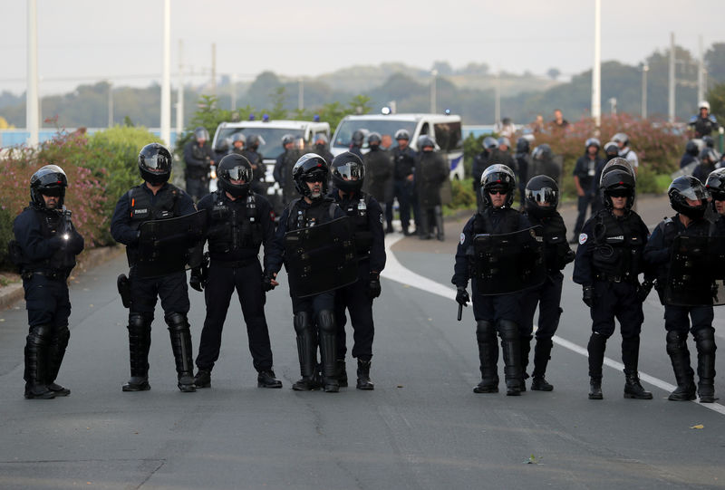 شرطة فرنسا تستخدم الغاز المسيل للدموع لتفريق متظاهرين مناهضين لمجموعة السبع