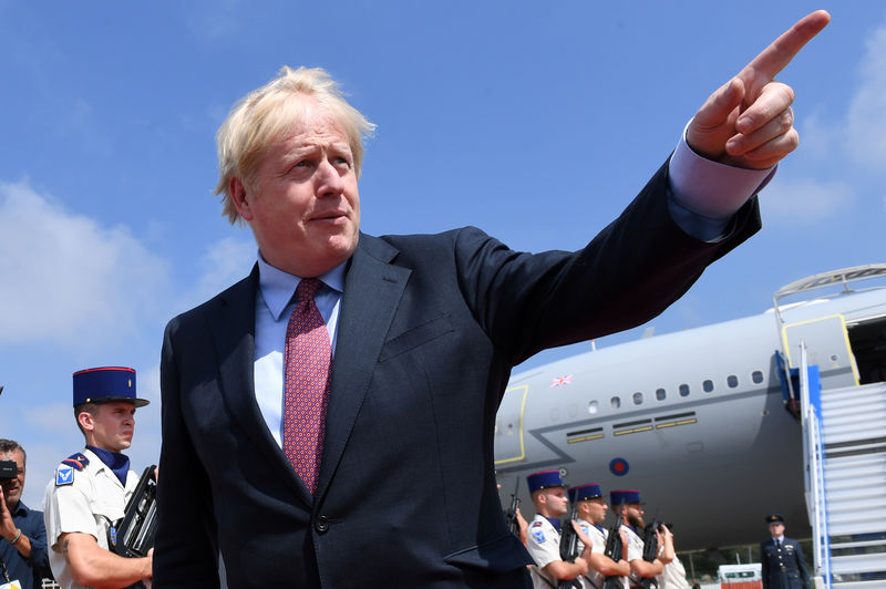 © Reuters. El primer ministro británico, Boris Johnson, llega a Biarritz para la cumbre del G-7