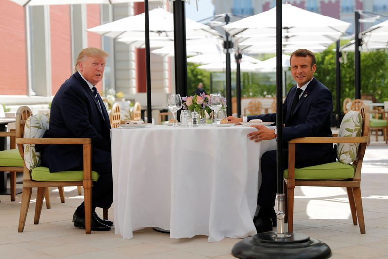 © Reuters. El presidente de Estados Unidos, Donald Trump, y el presidente francés , Emmanuel Macron, en un almuerzo durante la cumbre del  G7