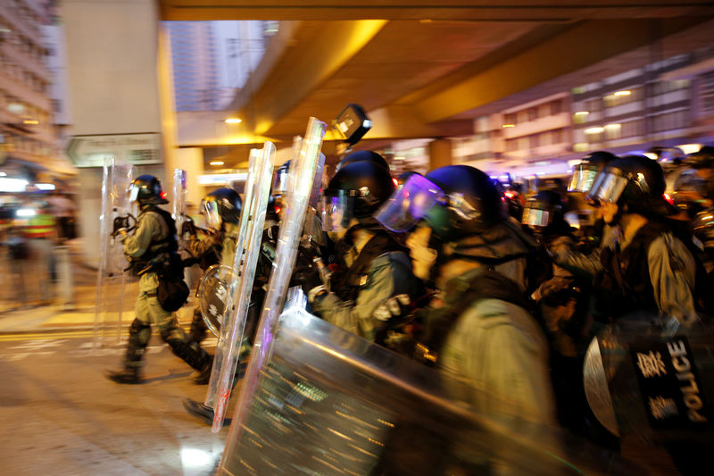 الشرطة في هونج كونج تعتقل 29 شخصا بعد اشتباكات خلال الليل