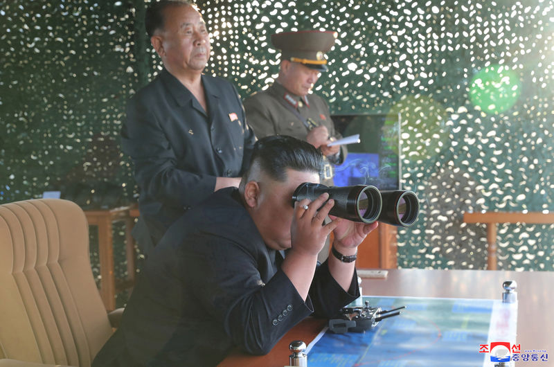 وكالة: زعيم كوريا الشمالية يشرف على اختبار &quot;قاذفة صواريخ عملاقة متعددة الفوهات&quot;