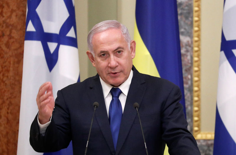 © Reuters. Israeli Prime Minister Netanyahu speaks during a news briefing in Kiev