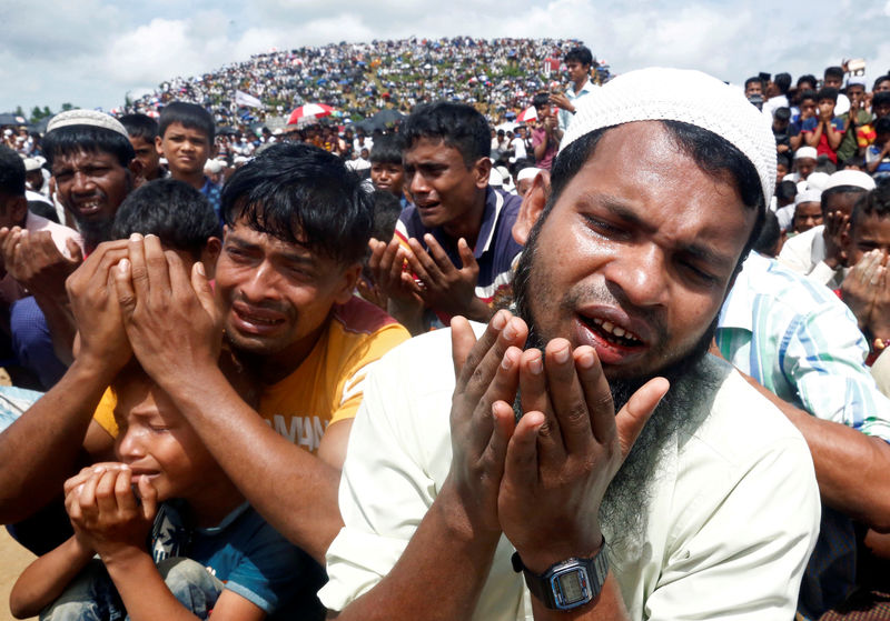 © Reuters. FILE PHOTO: Rohingya refugees take part in a prayer as they gather to mark the second anniversary of the exodus at the Kutupalong camp in Cox’s Bazar