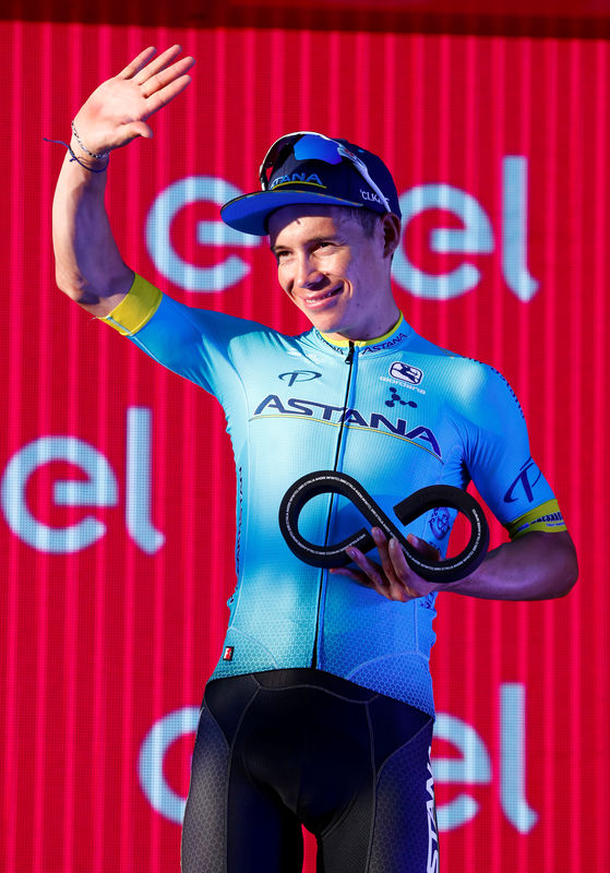 El colombiano Miguel Ángel López se viste de rojo tras ganar el Astana la primera etapa de la Vuelta 2019