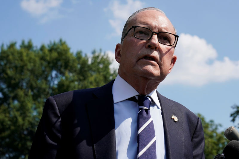 © Reuters. Larry Kudlow speaks with reporters outside the White House
