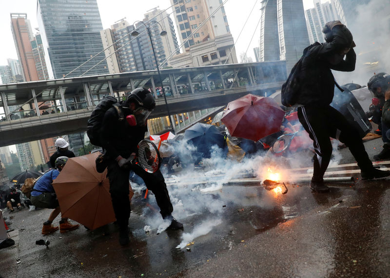 香港デモ、再び警察と衝突　29人逮捕