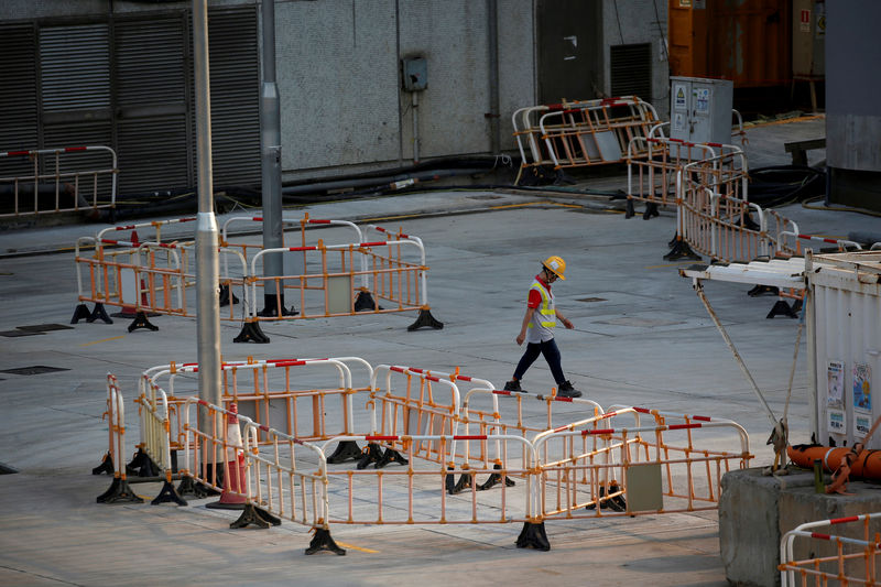 © Reuters. FILE PHOTO: Worker walks at a construction site of MTR station at Hung Hom in Hong Kong