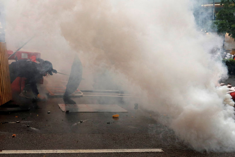 香港デモ、警官が威嚇目的で発砲　逮捕者36人