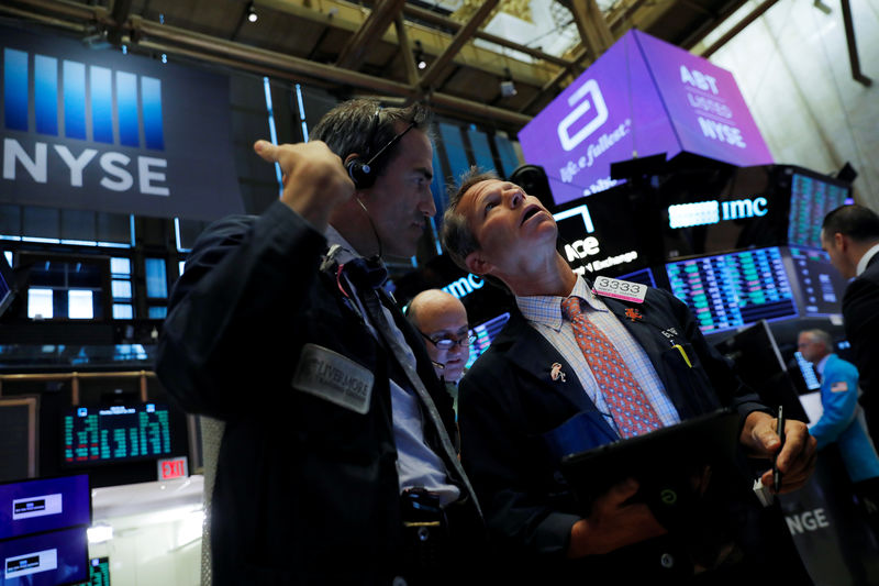 © Reuters. Traders work on the trading floor at the New York Stock Exchange (NYSE) at the opening of the market in New York City