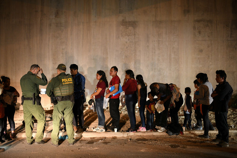 © Reuters. Migrant families turn themselves to U.S. Border Patrol to seek asylum following an illegal crossing of the Rio Grande in Hidalgo