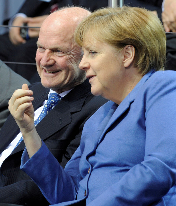 © Reuters. FILE PHOTO: German Chancellor Merkel chats with Piech, chairman of the supervisory board of Volkswagen during a visit at the plant of German carmaker in Wolfsburg