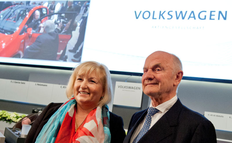© Reuters. FILE PHOTO: Piech, chairman of board of German carmaker Volkswagen, and wife Ursula pose in front of company logo before annual shareholders meeting in Hamburg