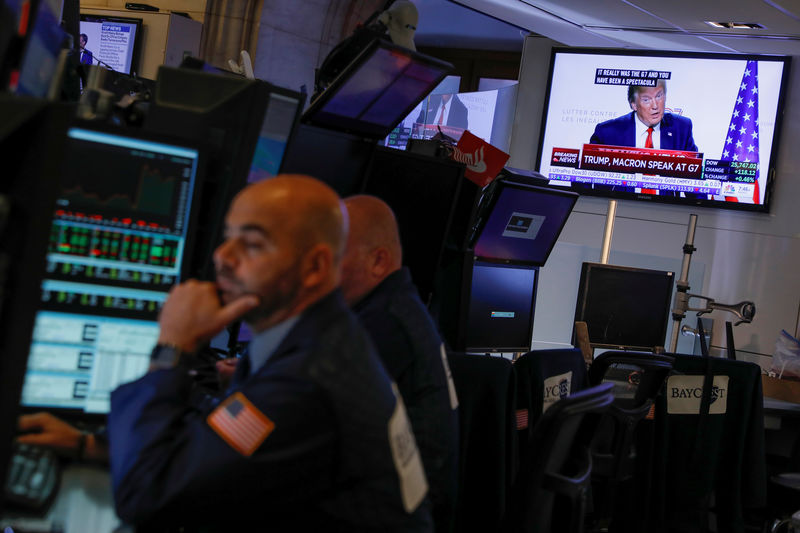 © Reuters. Monitors displaying a media conference with U.S. President Donald Trump at the G7 summit are seen on the trading floor at the New York Stock Exchange (NYSE) in New York City
