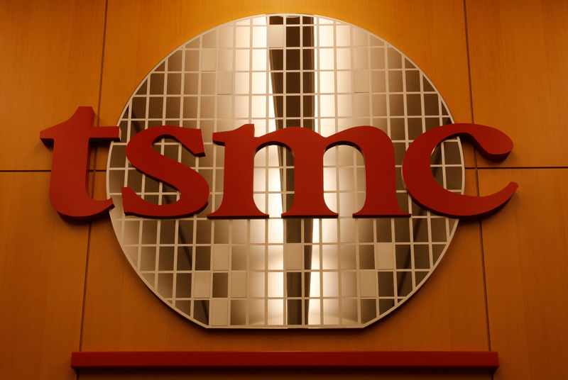 © Reuters. A logo of Taiwan Semiconductor Manufacturing Co (TSMC) is seen at its headquarters in Hsinchu