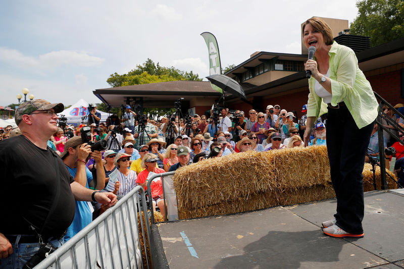 © Reuters. FILE PHOTO: 2020 Democratic U.S. presidential candidate and U.S. Senator Amy Klobuchar (D-MN) speaks at the Iowa State Fair in Des Moines