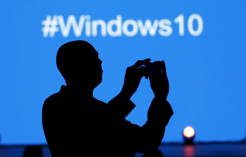 © Reuters. Un delegado de Microsoft toma una foto durante el lanzamiento del sistema operativo Windows 10 en la capital de Kenia, Nairobi, el 29 de julio de 2015