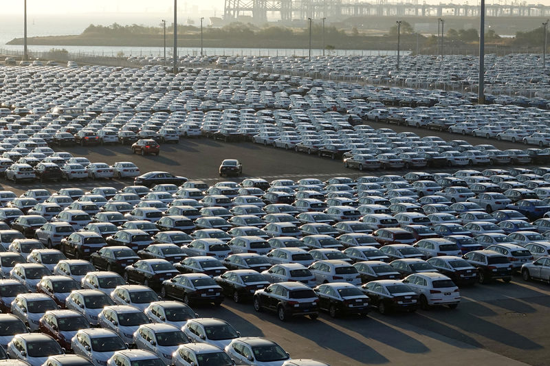 © Reuters. Carros recém-fabricados no porto de Dalian, na China