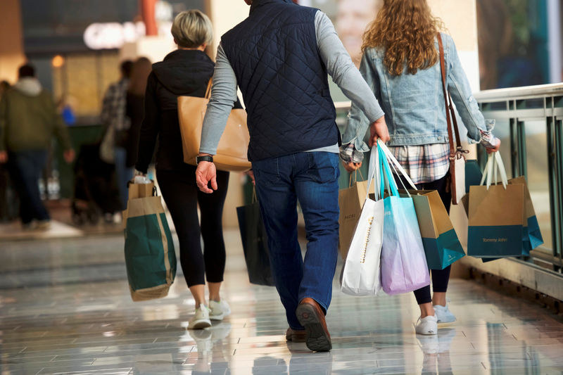 © Reuters. FILE PHOTO: Shoppers carry bags of purchased merchandise at the King of Prussia Mall in King of Prussia