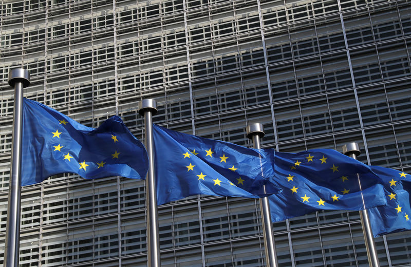 © Reuters. European Union flags flutter outside the European Commission headquarters, in Brussels