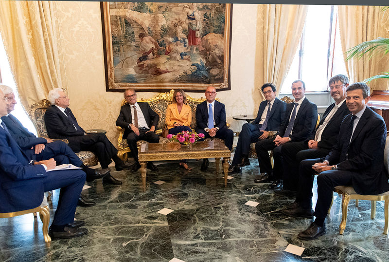 © Reuters. Italy's President Sergio Mattarella, with members of Italian Chamber of Deputies Manfred Schullian, Mario Borghese, Alessandro Fusacchia, Maurizio Lupi, Beatrice Lorenzin, Catello Vitiello and Albrecht Plangger pose for a picture in Rome