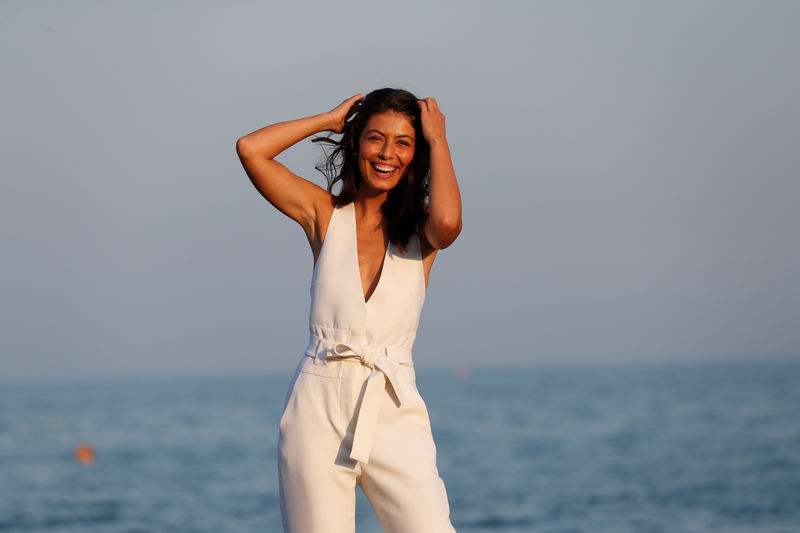 © Reuters. Italian actress Alessandra Mastronardi poses during a photocall on the beach