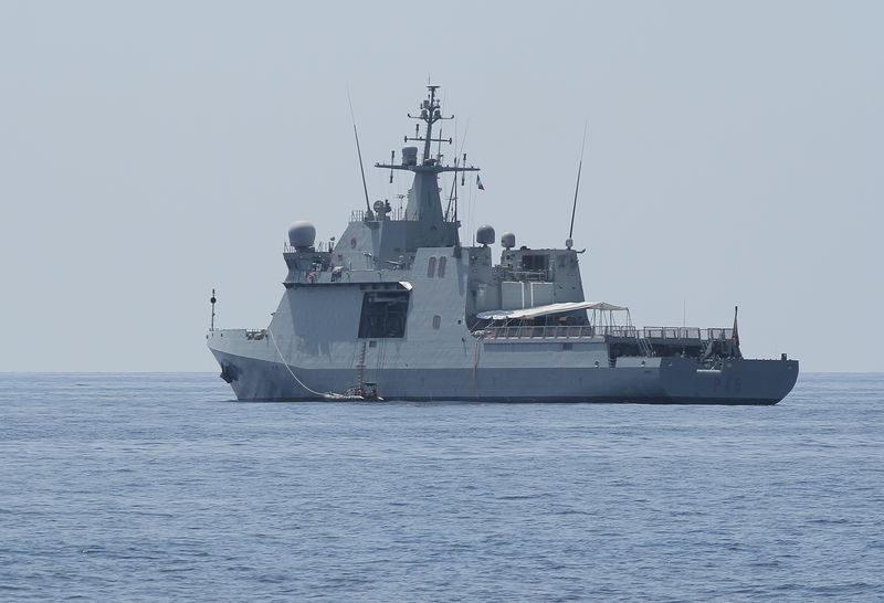 سفينة حربية إسبانية تنقل 15 مهاجرا من أحد الموانئ الإيطالية