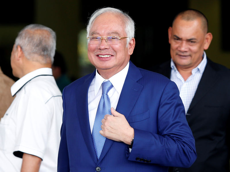 © Reuters. Former Malaysian Prime Minister Najib Razak smiles as he leaves Kuala Lumpur High Court in Kuala Lumpur