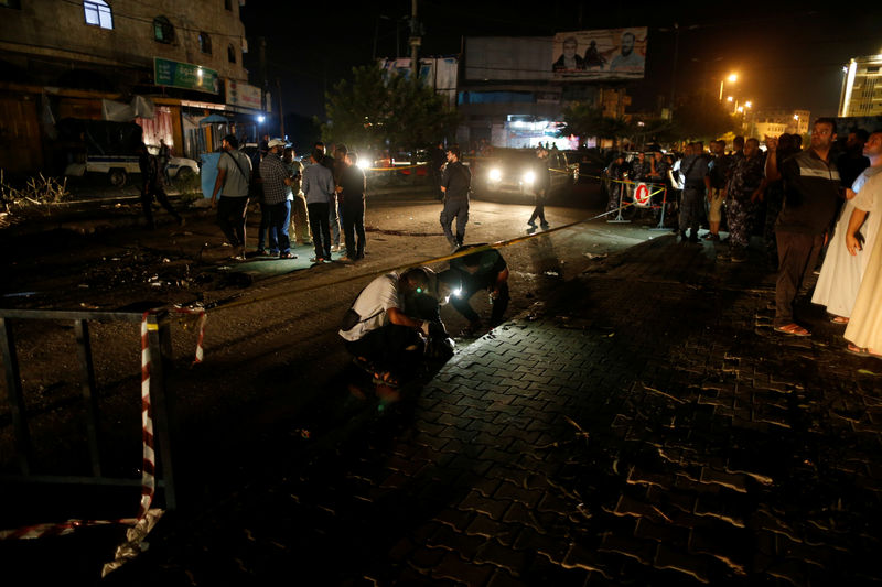 © Reuters. Palestinos revisan el lugar después de una explosión en la ciudad de Gaza