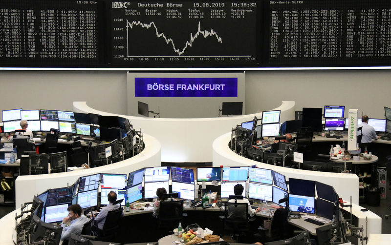 Европейские акции падают на фоне опасений о рецессии крупнейших экономик мира