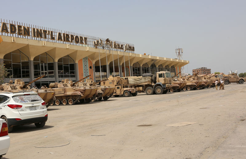وزير الإعلام اليمني: القوات الحكومية تسيطر على مطار عدن