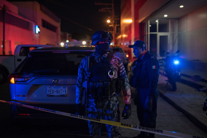 © Reuters. Forças de segurança em bar alvo de ataque em Coatzacoalcos, no México