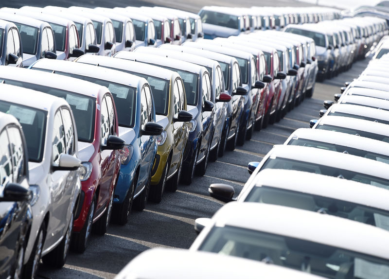 © Reuters. FILE PHOTO: Volkswagen export cars are seen in the port of Emden