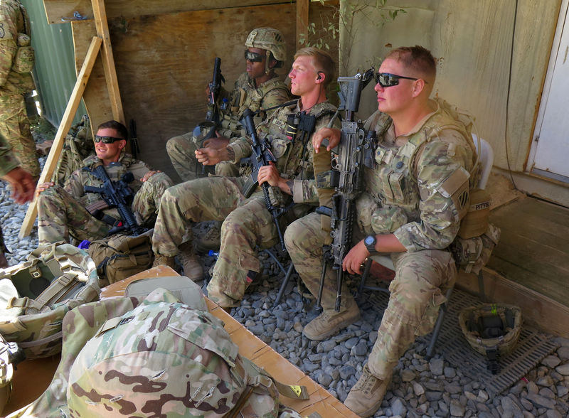 © Reuters. FOTO DE ARCHIVO: Asesores militares del ejército estadounidense en una base del Ejército Nacional Afgano en la provincia de Maidan Wardak