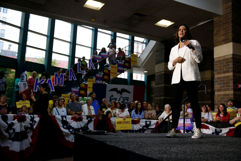 © Reuters. FILE PHOTO: 2020 Democratic U.S. presidential candidate and U.S. Senator Harris attends a rally in Davenport