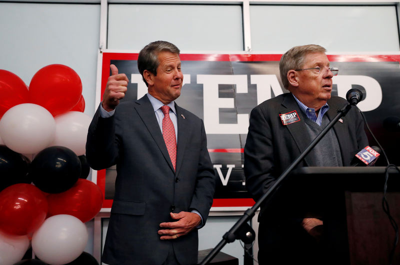 © Reuters. FILE PHOTO: Gubernatorial candidate Brian Kemp greets volunteers and staff at his campaign office as they hold a phone banking event in Atlanta, Georgia, U.S.