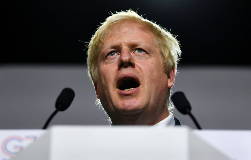 © Reuters. Primeiro-ministro do Reino Unido, Boris Johnson, durante entrevista coletiva em Biarritz, na França