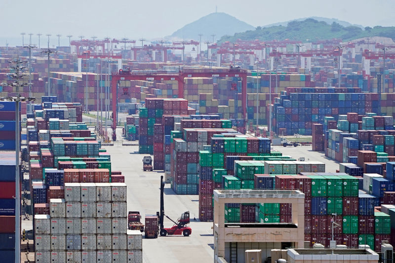 © Reuters. Imagen de archivo de contenedores en el Yangshan Deep Water Port en Shanghái, China