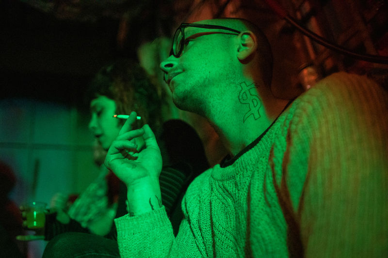 © Reuters. Homem fuma em bar localizado em porão em Jerusalém