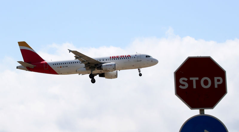 © Reuters. Imagen de archivo de un avión Airbus A320 de Iberia aterrizando en El Prat de Barcelona
